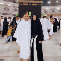 Saat berada di Mekah untuk melaksanakan umrah, Maia memakai hijab syar’i warna hitam yang menutupi dadanya. Gamis warna hitam putih jadi pilihan busananya. Foto: instagram @maiaestiantyreal