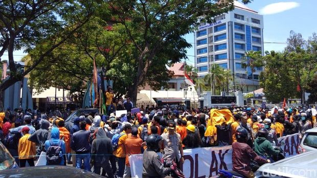  Demo Makassar: Mahasiswa UNM di depan gedung DPRD Sulsel, Jl Urip Sumoharjo, Makassar, Senin (30/9/2019)