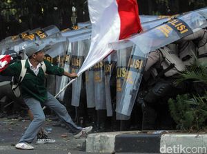 Pertolongan Pertama Mata Kelilipan Saat Demo