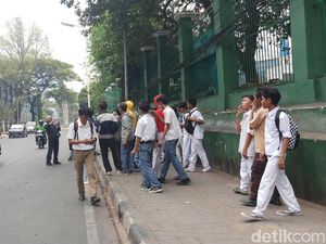 Pelajar Merokok Saat Demo, Dokter: Tanda Kurang Kesadaran Masalah