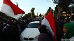 Momen Pengendara Terobos Demo Bentrok di Palmerah