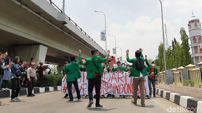 Mahasiswa Demo Polda Sumsel Minta Kematian 2 Mahasiswa di Kendari Diusut