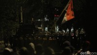 Massa di Jalan Palmerah Timur, belakang gedung DPR membubarkan diri. Lalu lintas kembali dibuka.
