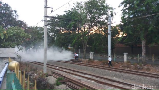 Polisi-Massa Masih Bentrok, Perlintasan Kereta Palmerah Penuh Asap Pekat