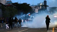 Asap tampak mengepul di lokasi massa aksi yang mencoba bertahan.