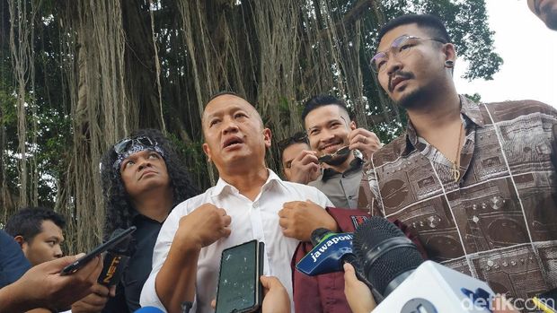 Mereka menyatakan konser ini digelar tanpa meminta uang kepada pihak Istana