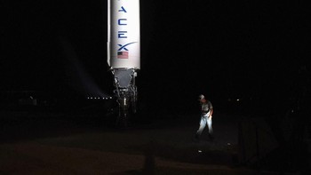 Hadirin pun bersorak ketika sang bos SpaceX menayangkan video animasi Starship mendarat di planet Merah. Foto: Reuters