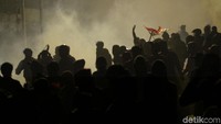 Massa yang telah berkumpul sejak siang tersebut akhirnya bentrok dengan kepolisian.