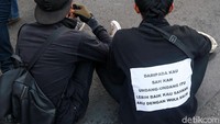Poster juga ditempel di badan.