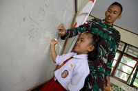 Peran TNI Dalam Mengajar Anak-anak di Perbatasan Indonesia