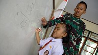 Sejak pertama kali bertugas di Miangas, Praka Teguh Prayitno sudah mengabdikan diri untuk mengajar di SD dan SMP Miangas. Ia mulai bertugas di SD kelas 4, 5, dan 6 sejak dari bulan Februari.