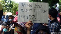 Massa mahasiswa dan pelajar berkumpul di depan Gedung Prof Dr H M Amin Abdullah Universitas Islam Negeri (UIN) Sunan Kalijaga Yogyakarta. 