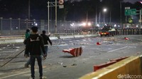 Penampakan barikade polisi untuk menghalau massa.