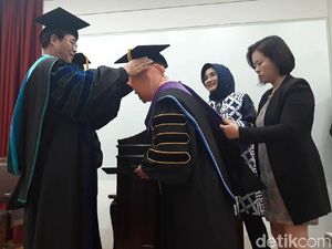 Risma Terima Gelar Doktor Kehormatan dari Tongmyong University di Korsel