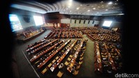 Rapat paripurna terakhir ini dihadiri 307 anggota dewan.