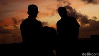Beberapa warga asli Miangas juga menghabiskan waktu di kala senja.