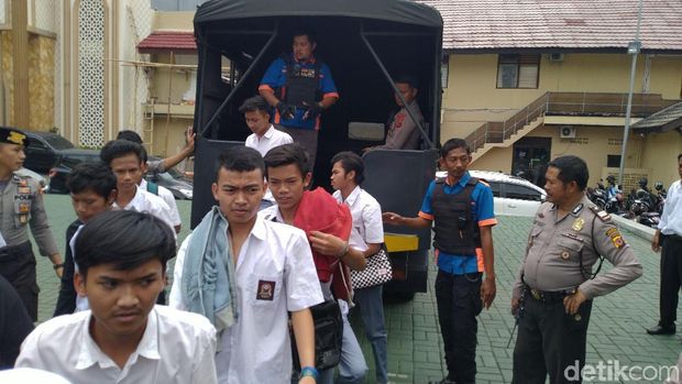 Pelajar yang dicegah demo ke Jakarta dibawa polisi ke Mapolres Bogor Kota, Senin (30/9/2019)