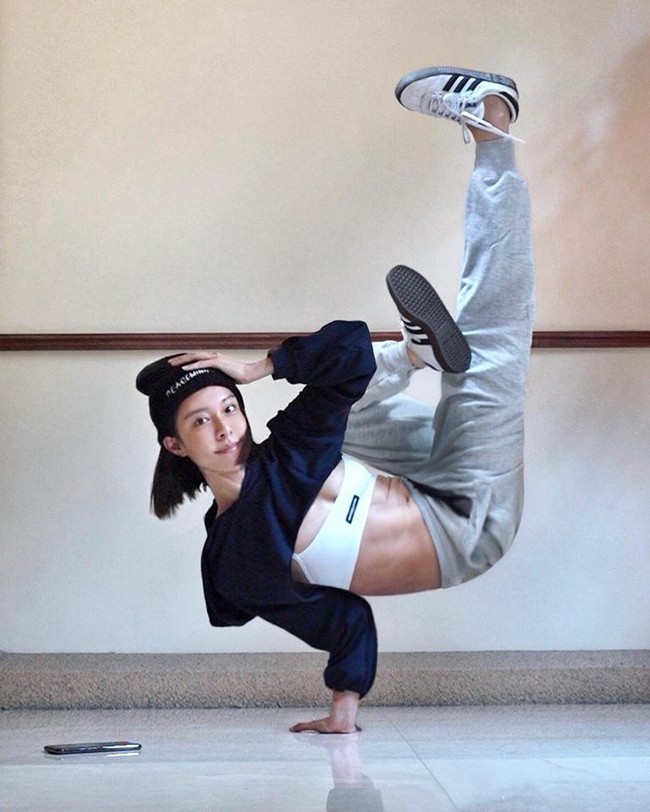 Dia pernah membintangi beberapa film. Salah satunya film produksi Hong Kong berjudul Special Female Force, di mana ia menjadi pemeran utama. Foto: Facebook/Cathryn Lee