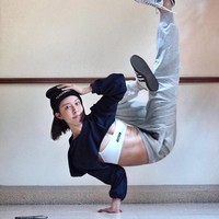 Dia pernah membintangi beberapa film. Salah satunya film produksi Hong Kong berjudul Special Female Force, di mana ia menjadi pemeran utama. Foto: Facebook/Cathryn Lee