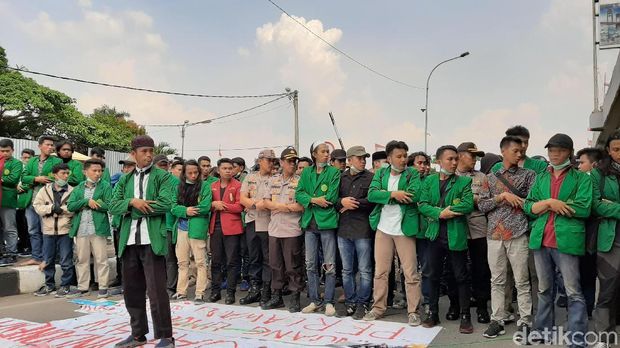 Usai Demo, Mahasiswa-Polisi di Sumsel Salat Gaib untuk 2 Mahasiswa di Kendari