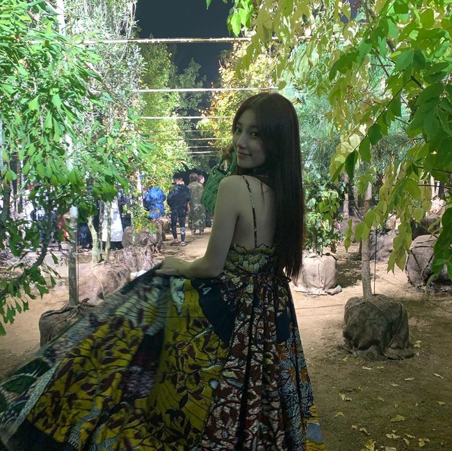 Dress Suzy yang disebut mirip batik ini sebenarnya adalah koleksi Cruise 2020 dari Dior. Dan Dior membuat koleksi tersebut terinspirasi dari motif Ankara dari Afrika, bukan batik dari Indonesia. Foto: dok. Vogue, Dok. Instagram