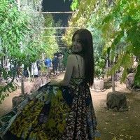 Dress Suzy yang disebut mirip batik ini sebenarnya adalah koleksi Cruise 2020 dari Dior. Dan Dior membuat koleksi tersebut terinspirasi dari motif Ankara dari Afrika, bukan batik dari Indonesia. Foto: dok. Vogue, Dok. Instagram