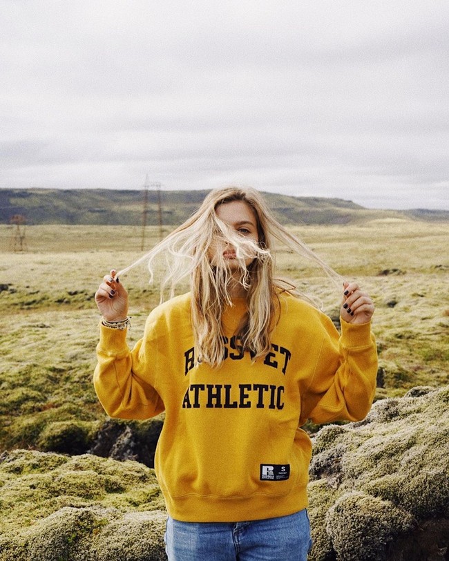 Maria Oz merupakan seorang model yang juga seniman. Ia jadi perhatian karena memiliki mata yang luar biasa besar. Foto-fotonya di Instagram itu pun membuat Maria dituduh menggunakan aplikasi edit foto. Foto: Instagram