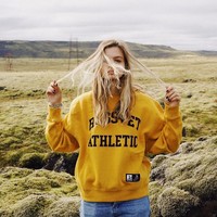 Maria Oz merupakan seorang model yang juga seniman. Ia jadi perhatian karena memiliki mata yang luar biasa besar. Foto-fotonya di Instagram itu pun membuat Maria dituduh menggunakan aplikasi edit foto. Foto: Instagram