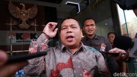 Anggota DPR periode 2014-2019 Fathan berjalan seusai diperiksa di kantor KPK, Jakarta, Senin (30/9/2019).