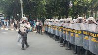 Massa berseragam putih abu-abu di belakang gedung DPR