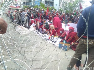 Mahasiswa Datangi Polda Sultra Minta Tim Independen Kasus Penembakan