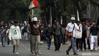 Pantauan di Jalan Tentara Pelajar, Senin (30/9/2019) sekitar pukul 16.35 WIB, massa pelajar awalnya meminta polisi membuka pintu DPR. Mereka terus beryel-yel.