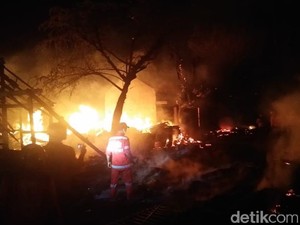 Kebakaran Pasar Nglangon Sragen Berhasil Dipadamkan
