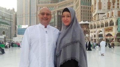 Umrah Naik Pesawat Jet, Penampilan Maia Berhijab Bikin Pangling