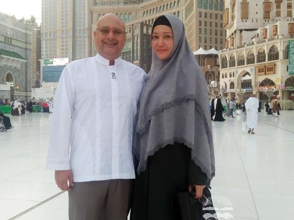 Umrah Naik Pesawat Jet, Penampilan Maia Berhijab Bikin Pangling