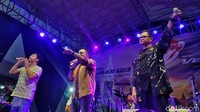 Aksi panggung band Kahitna pun memukau pengunjung yang menghadiri Festival Avanza-Veloz Sebangsa di Semarang. Tak hanya itu, Kahitna pun memberikan kejutan romantis dengan mengajak salah satu penonton ke atas panggung.