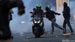 Momen Pengendara Terobos Demo Bentrok di Palmerah