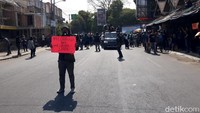 Nampak salah seorang peserta aksi membawa poster yang berisi aspirasi mereka saat ikut serta turun ke jalan dalam aksi #GejayanMemanggil2.
