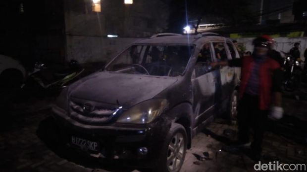 Mobil yang dibakar massa di depan Polsek Tanah Abang sudah padam.