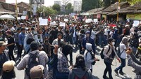 Selain berkumpul di Pertigaan Colombo, sebagian massa terlihat menuju ke arah utara yakni di titik aksi lain yang masih berada di Jalan Affandi.
