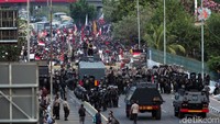 Sejumlah polisi tampak bersiaga di ruas tol jalan tersebut. Hal ini untuk mengantisipasi massa yang masuk ke ruas jalan tol.