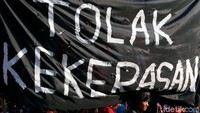 Salah satu spanduk yang dibawa bertuliskan Tolak Kekerasan.