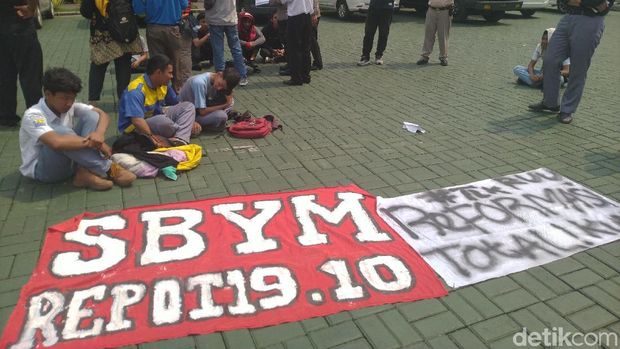 Para pelajar dibawa ke Polres Bogor Kota karena hendak demo ke Jakarta, Senin (30/9/2019)