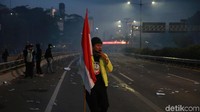 Sebagian massa mencoba bertahan meski telah dibubarkan oleh polisi.