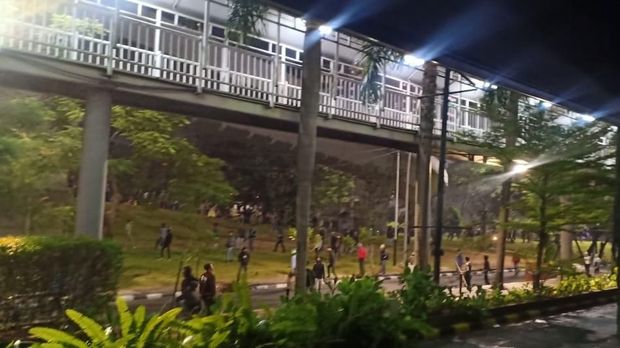 Massa berkumpul di taman depan Plaza Semanggi.