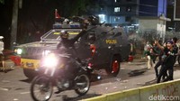 Mobil dan trail selamat usai pengemudinya tancap gas menuju depan DPR yang sudah dikuasai oleh polisi.