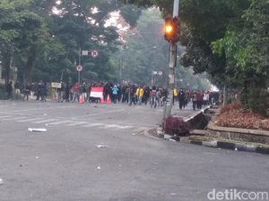 Bubar ke Dua Arah, Demonstran Bandung Terus Lempari Batu ke Polisi