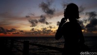 Bila kita membuka Google Maps, Pulau Miangas memang terlihat dekat sekali dengan Pulau Mindanao, Filipina, dan agak jauh dari ujung utara Pulau Sulawesi, Indonesia.