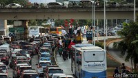 Massa lebih memilih masuk jalur TransJ untuk cepat bisa sampai ke lokasi unjuk rasa di DPR.
