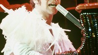Agar tetap terhidrasi hingga manggung berlangsung, Elton John meminta berbagai minuman soda, jus segar, dan teh ala Inggris disertai dengan lemon.  Foto: Istimewa